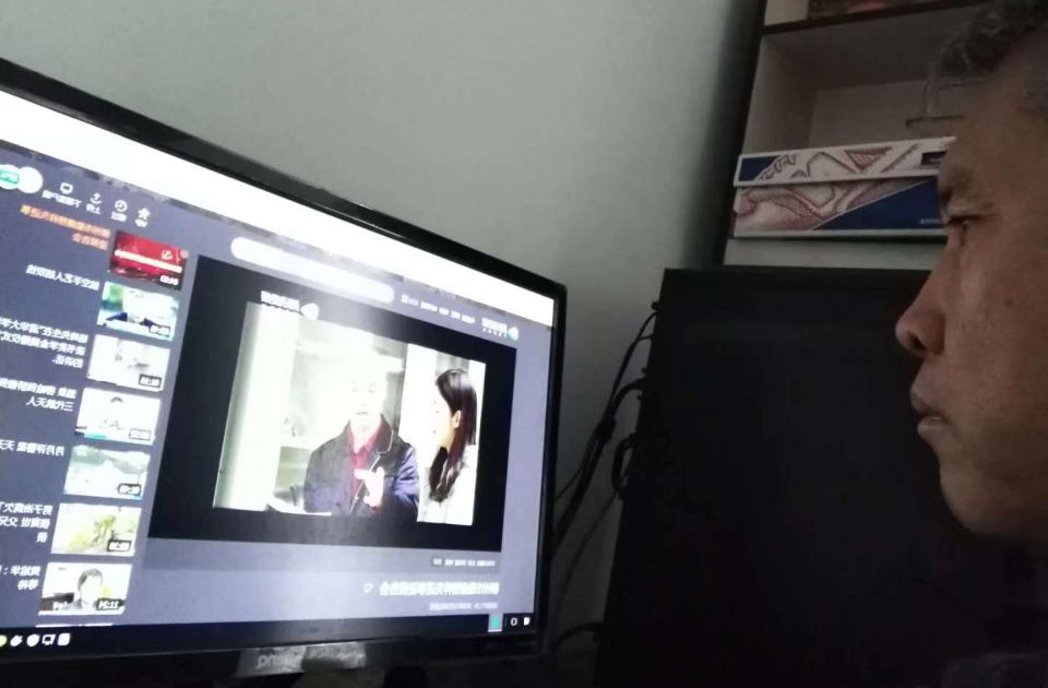 柳江造纸厂党员干部通过网络直播收看报告会1.jpg